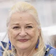 Maison de 250m2 en région parisienne, appartement à Pigalle : Josiane Balasko ne sera « pas la plus riche du cimetière »