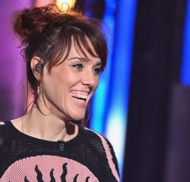 Zaz n’habite plus Ménilmontant : elle a trouvé la paix dans une maison avec jardin, « biscornue » loin de Paris
