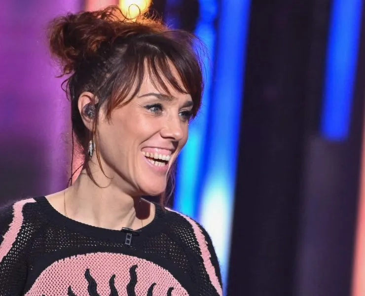 Zaz n’habite plus Ménilmontant : elle a trouvé la paix dans une maison avec jardin, « biscornue » loin de Paris