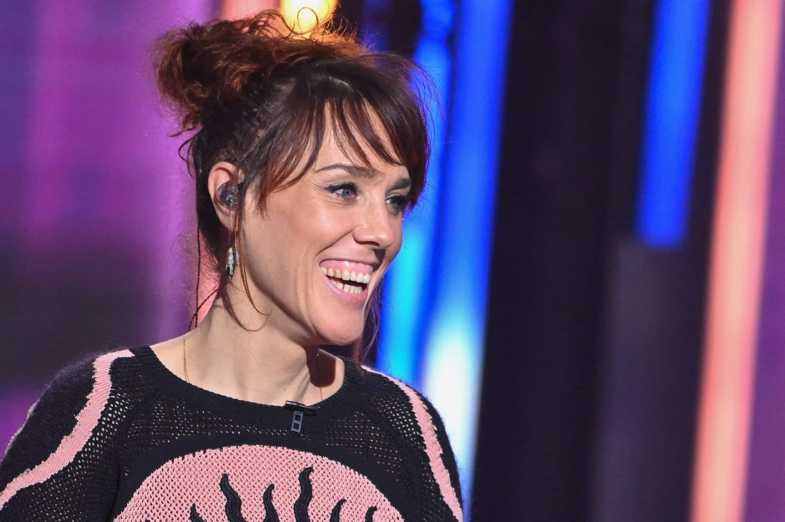 Zaz n’habite plus Ménilmontant : elle a trouvé la paix dans une maison avec jardin, « biscornue » loin de Paris