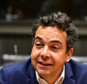 Patrick Cohen : entre dune et océan, le journaliste s’est offert une magnifique maison dans un coin de surfeur