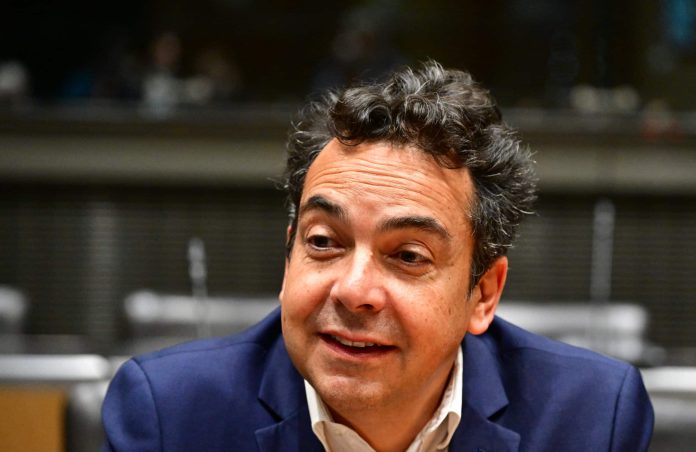 Patrick Cohen : entre dune et océan, le journaliste s’est offert une magnifique maison dans un coin de surfeur