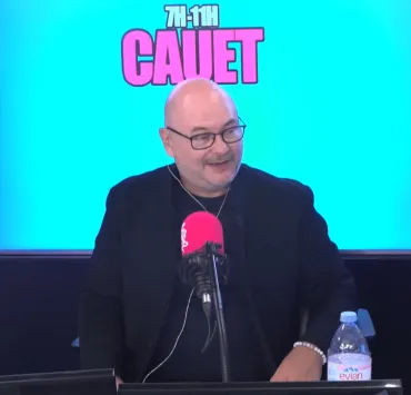 Cauet de retour très en forme sur Europe 2, son ancienne radio NRJ au plus mal