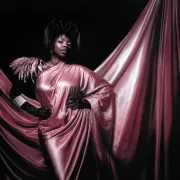 Théodora devient la nouvelle ambassadrice du parfum Angel Nova de Mugler