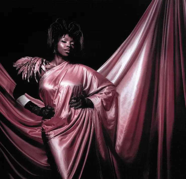 Théodora devient la nouvelle ambassadrice du parfum Angel Nova de Mugler