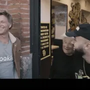 "T’es pas mal comme mec toi", Laurent Delahousse, une bistrotière invitée de son JT de France 2 lui déclare sa flamme devant Bigflo et Oli