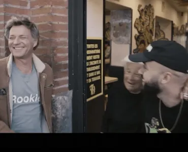 "T’es pas mal comme mec toi", Laurent Delahousse, une bistrotière invitée de son JT de France 2 lui déclare sa flamme devant Bigflo et Oli