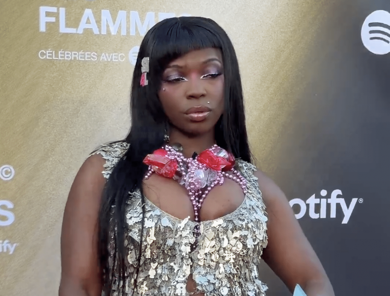 "Elle fait exprès ?", "Trop vulgaire" : le look de Théodora pour la cérémonie des Flammes, atomisé par les internautes