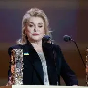 Catherine Deneuve a accepté l’émission la plus cool de sa génération : les journalistes du Papotin la cuisineront le 2 mai