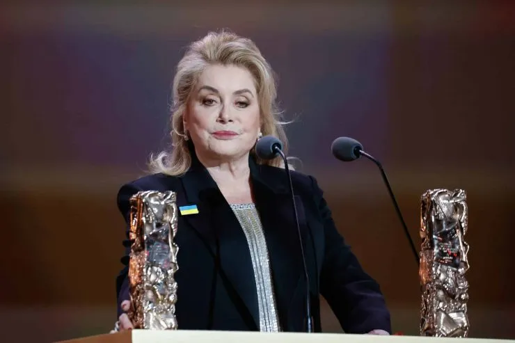 Catherine Deneuve a accepté l’émission la plus cool de sa génération : les journalistes du Papotin la cuisineront le 2 mai