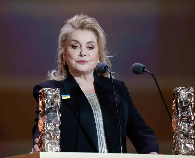 Catherine Deneuve a accepté l’émission la plus cool de sa génération : les journalistes du Papotin la cuisineront le 2 mai