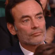 Anthony Delon réplique et porte plainte contre son frère pour "dénonciation calomnieuse"