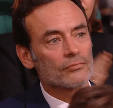 Anthony Delon réplique et porte plainte contre son frère pour "dénonciation calomnieuse"
