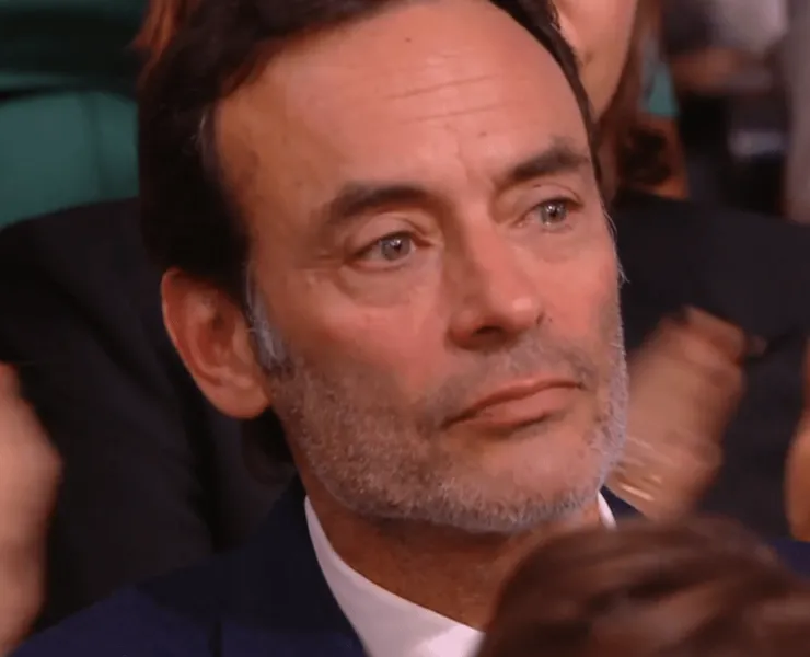 Anthony Delon réplique et porte plainte contre son frère pour "dénonciation calomnieuse"