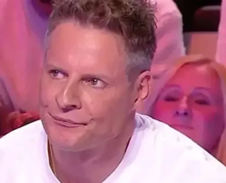 Matthieu Delormeau relate sa lutte contre ses addictions, décrivant une période d'isolement et de comportements excessifs dont il témoigne dans son livre.