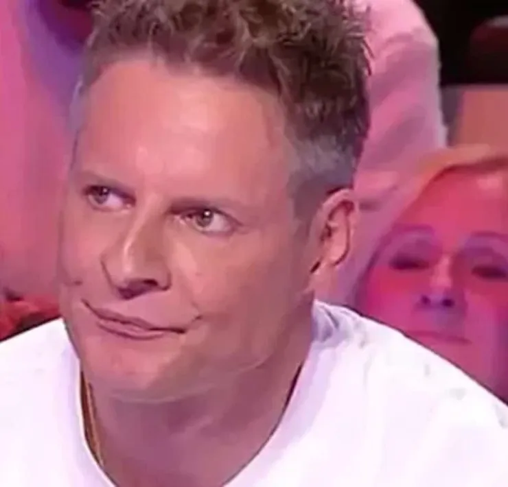 Matthieu Delormeau relate sa lutte contre ses addictions, décrivant une période d'isolement et de comportements excessifs dont il témoigne dans son livre.