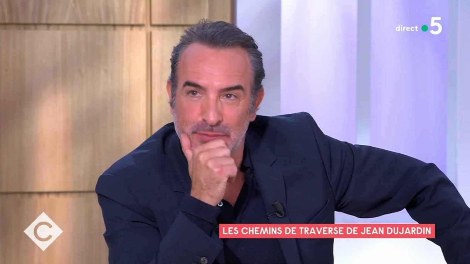 Jean Dujardin : son menuisier réussit à pénétrer son domicile et dévoile l’intérieur de la maison de l’acteur, les tongs, son petit plaisir !
