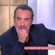 Jean Dujardin : son menuisier réussit à pénétrer son domicile et dévoile l’intérieur de la maison de l’acteur, les tongs, son petit plaisir !