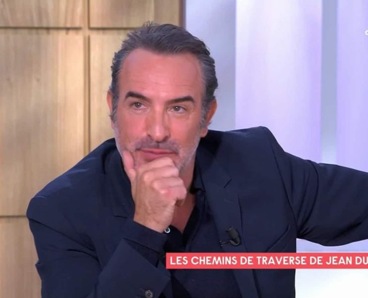 Jean Dujardin : son menuisier réussit à pénétrer son domicile et dévoile l’intérieur de la maison de l’acteur, les tongs, son petit plaisir !