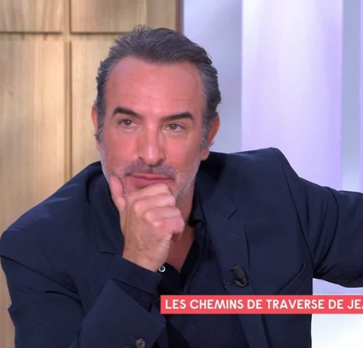 Jean Dujardin : son menuisier réussit à pénétrer son domicile et dévoile l’intérieur de la maison de l’acteur, les tongs, son petit plaisir !