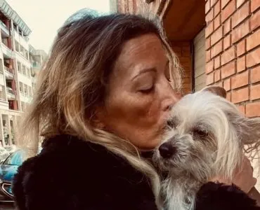 Loana : ses amis ont tous mis la main à la poche pour l’incinération de Titi, l’amour de sa vie