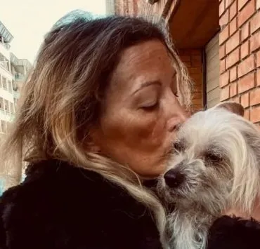 Loana : ses amis ont tous mis la main à la poche pour l’incinération de Titi, l’amour de sa vie