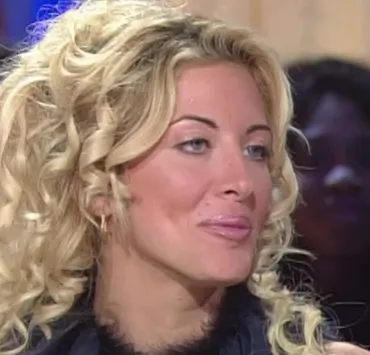 Loana : sa fille Mindy, que beaucoup ont cru voir aux obsèques, était finalement aux abonnés absents