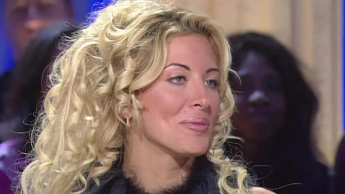 I08218009.jpeg Loana : sa fille Mindy, que beaucoup ont cru voir aux obsèques, était finalement aux abonnés absents