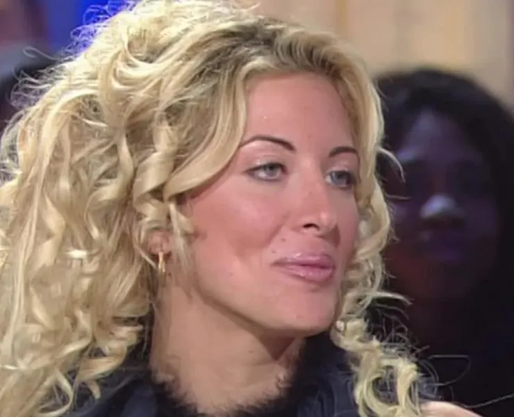 Loana : sa fille Mindy, que beaucoup ont cru voir aux obsèques, était finalement aux abonnés absents