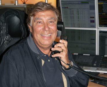 Jean-Pierre Foucault affaibli : l'animateur contraint d'annuler sa participation à Demain nous appartient