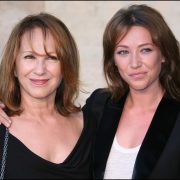 Laura Smet finalement absente dans The White Lotus ? Le décès de sa mère Nathalie Baye pourrait tout remettre en question