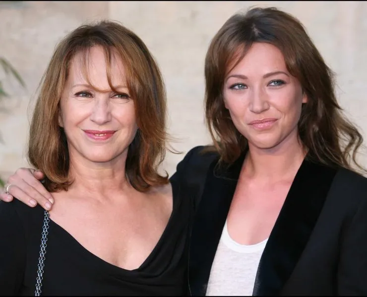 Laura Smet finalement absente dans The White Lotus ? Le décès de sa mère Nathalie Baye pourrait tout remettre en question