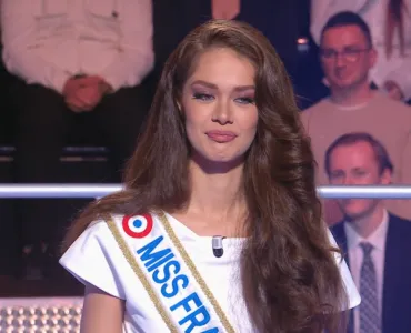 "C’est honteux", Hinaupoko Deveze pose avec un élu RN, le président de la société Miss France lui demande de supprimer la photo illico presto