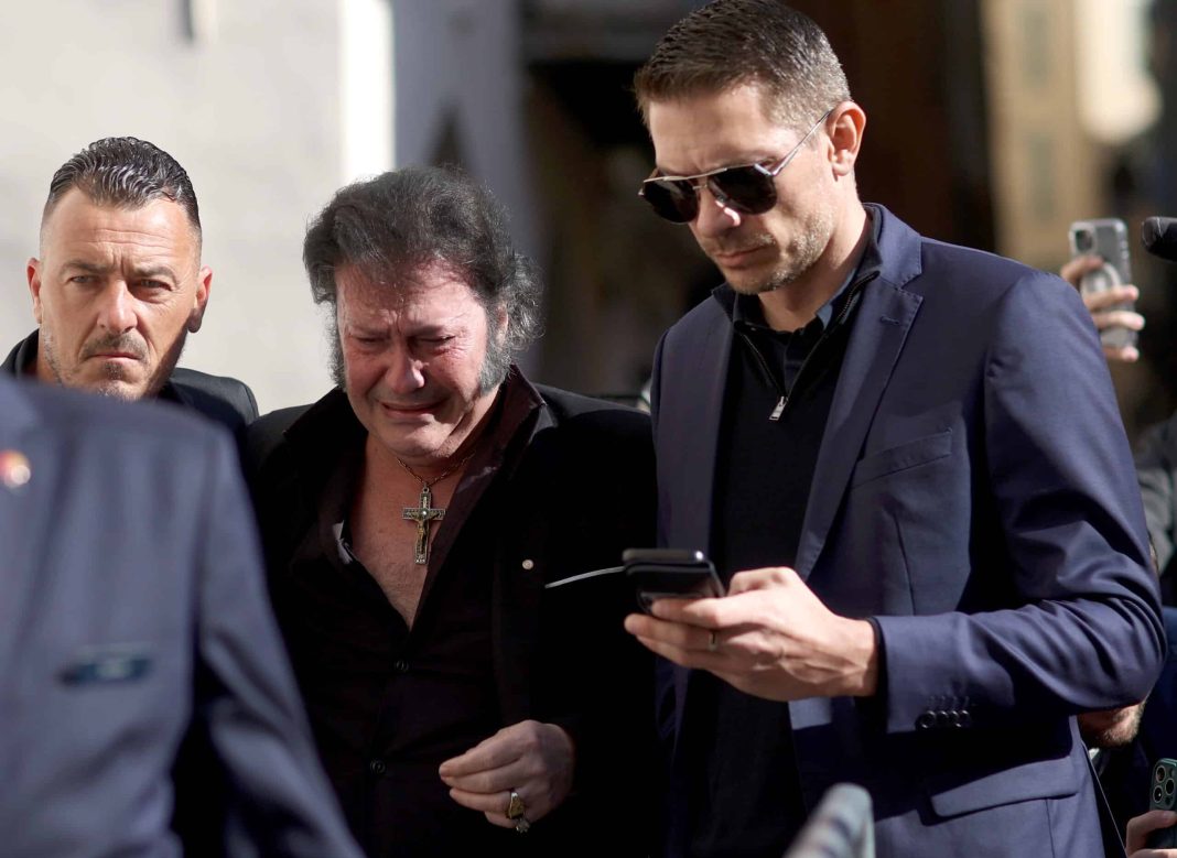 Obsèques de Loana : son ami Eryl Prayer, en larmes et premier arrivé à la cathédrale pour lui rendre hommage