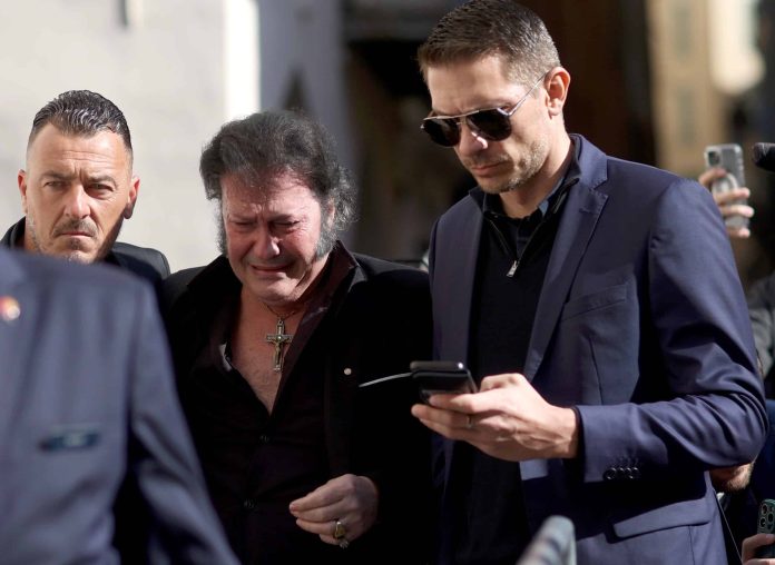 Obsèques de Loana : son ami Eryl Prayer, en larmes et premier arrivé à la cathédrale pour lui rendre hommage