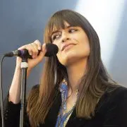 Clara Luciani : sa grande sœur, connue bien avant elle, pousse un bon gros coup de gueule