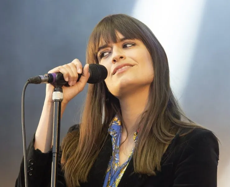 Clara Luciani : sa grande sœur, connue bien avant elle, pousse un bon gros coup de gueule