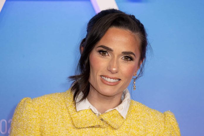 STAR_302022_063-scaled.jpg "Il est beau, il est drôle, il est gentleman", Capucine Anav, l’incroyable pouvoir de fascination qu’exerce Cyril Hanouna sur sa chroniqueuse