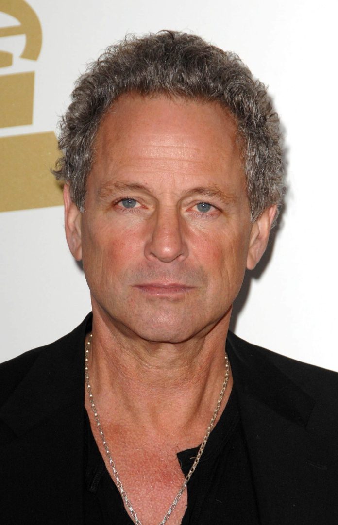 Lindsey Buckingham : le célèbre guitariste du groupe Fleetwood Mac agressé et aspergé d'une substance inconnue lors d'une attaque d'une violence inouïe
