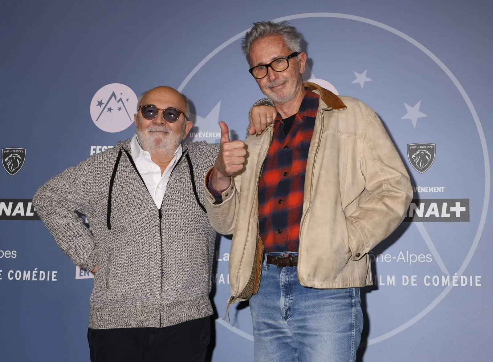 "Faut que j'encu** un des deux" : Pneu crevé et chantage au cric, l'anecdote folle de Thierry Lhermitte avec Gérard Jugnot