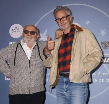 "Faut que j'encu** un des deux" : Pneu crevé et chantage au cric, l'anecdote folle de Thierry Lhermitte avec Gérard Jugnot