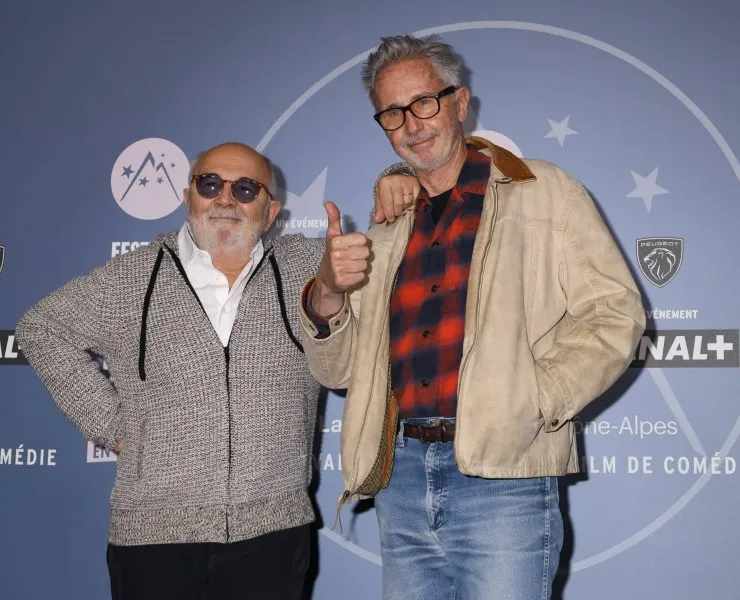 "Faut que j'encu** un des deux" : Pneu crevé et chantage au cric, l'anecdote folle de Thierry Lhermitte avec Gérard Jugnot