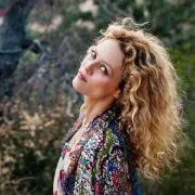 Vous allez ouvrir le rideau ou pas ?", Vanessa Paradis, malade, débarque tout de même sur scène à Bruxelles et fait face à un autre gros couac