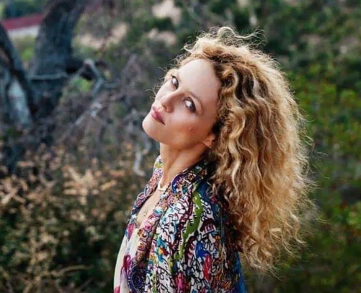 Vous allez ouvrir le rideau ou pas ?", Vanessa Paradis, malade, débarque tout de même sur scène à Bruxelles et fait face à un autre gros couac