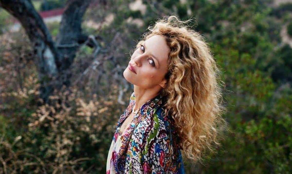 Vous allez ouvrir le rideau ou pas ?", Vanessa Paradis, malade, débarque tout de même sur scène à Bruxelles et fait face à un autre gros couac