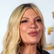 Tori Spelling et quatre de ses enfants hospitalisés en urgence après un accident de la route