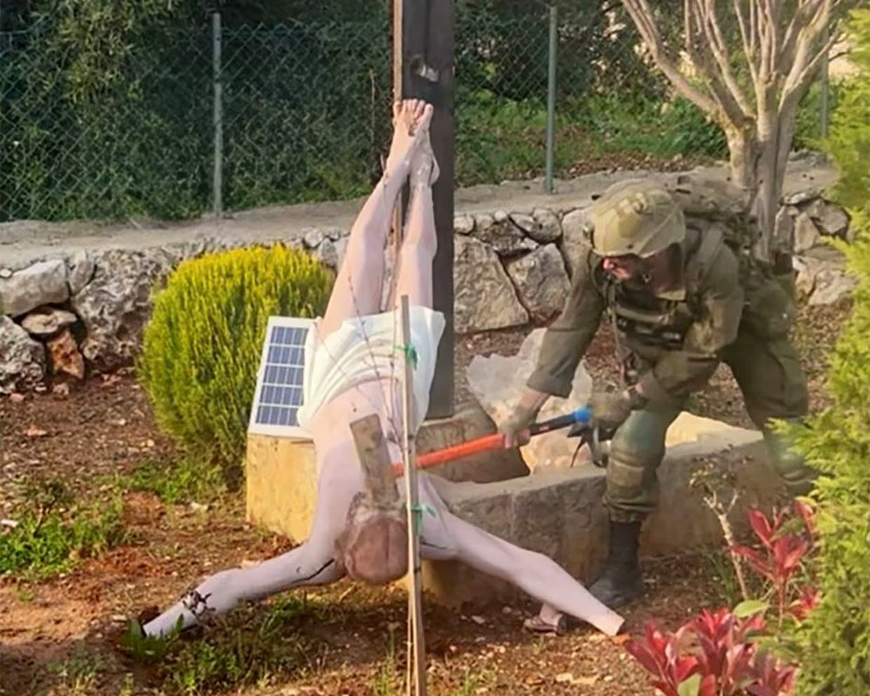 Un soldat israélien détruit une statue de Jésus au Liban, Benjamin Netanyahu réagit !