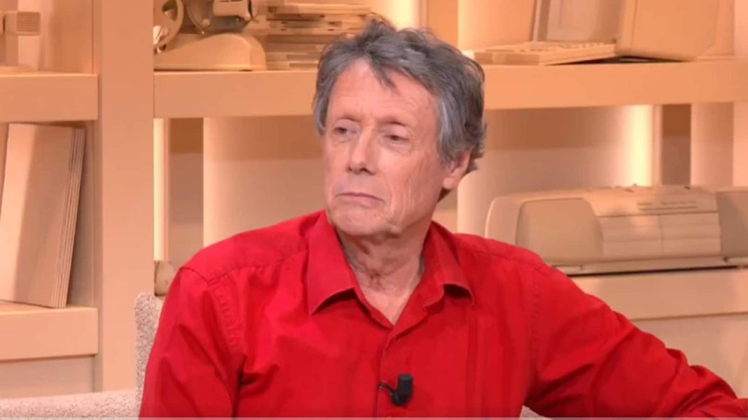 Antoine de Maximy songe maintenant à "dormir dans le même lit que les gens" : l’animateur promet que ce nouveau format "n’est pas coquin"