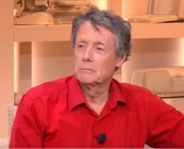 Antoine de Maximy songe maintenant à "dormir dans le même lit que les gens" : l’animateur promet que ce nouveau format "n’est pas coquin"
