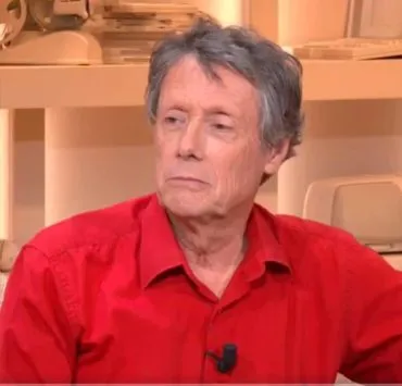 Antoine de Maximy songe maintenant à "dormir dans le même lit que les gens" : l’animateur promet que ce nouveau format "n’est pas coquin"